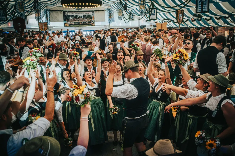Jubelnde Festgäste im Festzelt