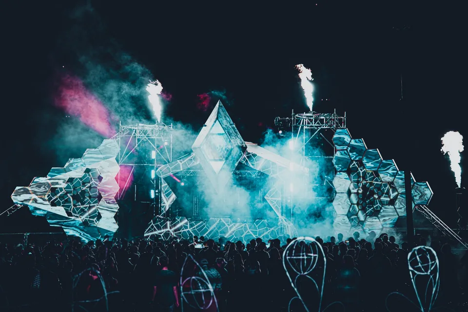 Festivalbühne mit Flammen und Projection Mapping