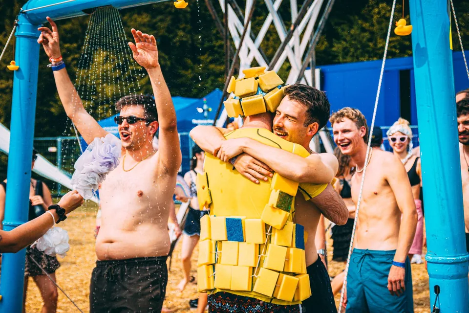 Umarmung unter der Festivaldusche