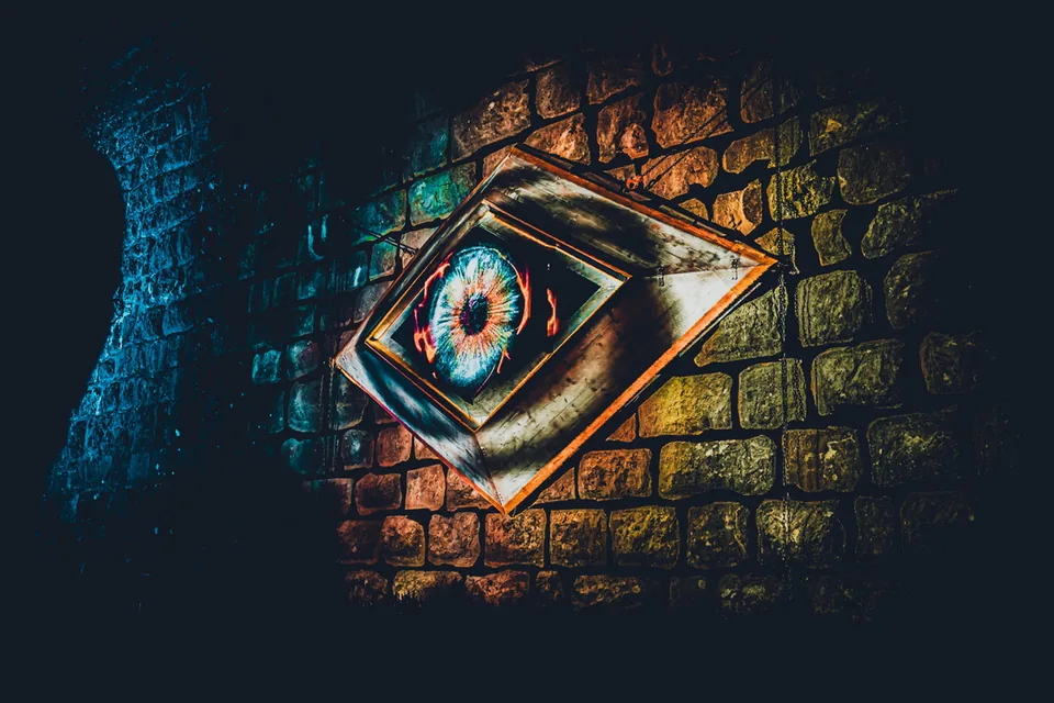 Leuchtendes Auge auf Backsteinmauer