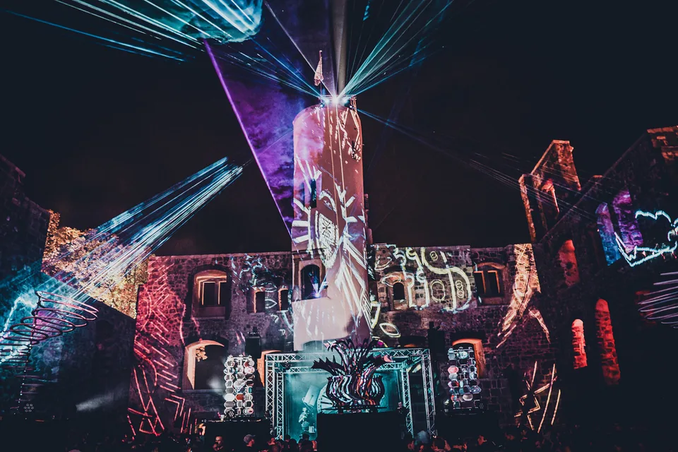 Burgruine mit Lasern und Projection Mapping