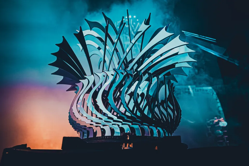 Metallskulptur im blauen Nebel
