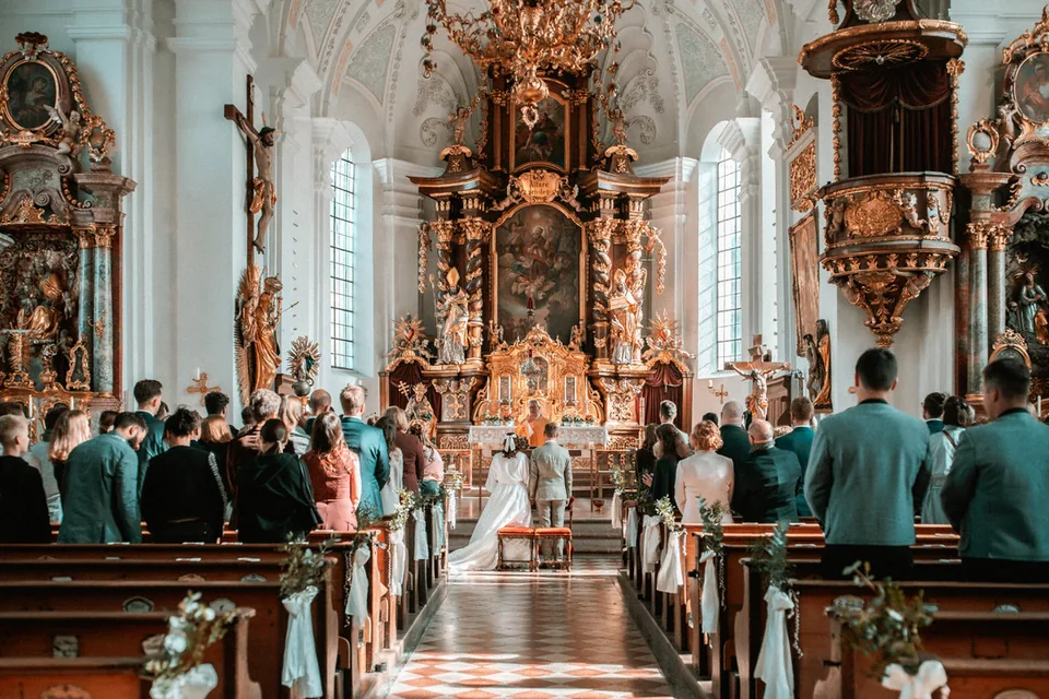 Trauung vor dem Barockaltar